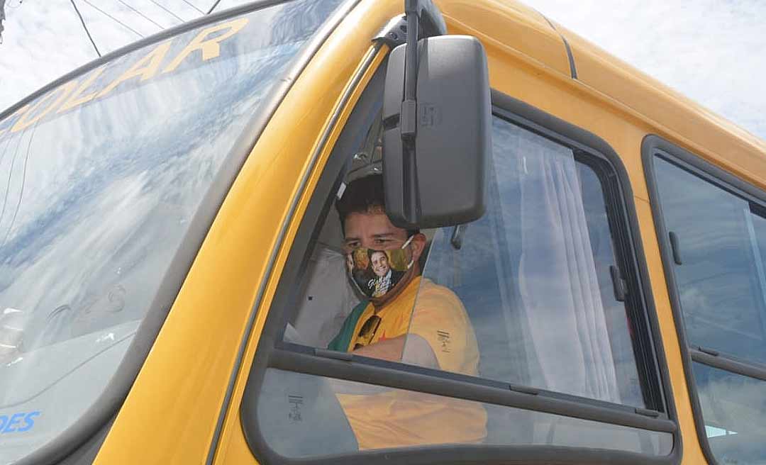 Gladson Cameli entrega ônibus escolares em Mâncio Lima e Rodrigues Alves