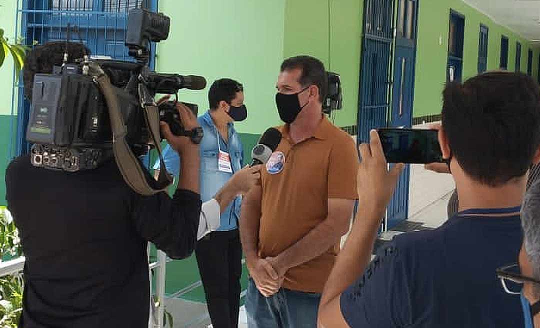 Jarbas Soster vota na Escola Maria Moreira da Rocha e diz que fará uma gestão transparente e equilibrada