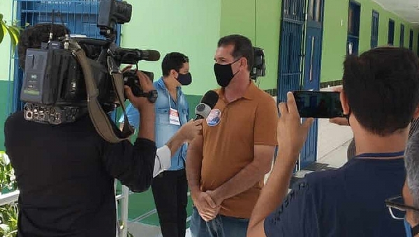 Jarbas Soster vota na Escola Maria Moreira da Rocha e diz que fará uma gestão transparente e equilibrada