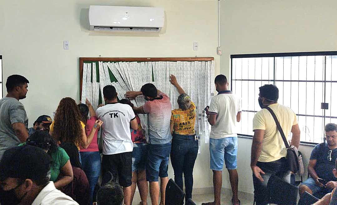 Candidatos derrotados no domingo lotam fórum eleitoral de Tarauacá; eles se dizem prejudicados