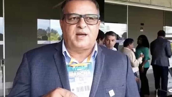 Após Câmara aprovar, Isaac Lima sanciona lei que reajusta o salário dele, do vice e de secretários