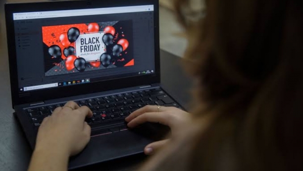 Procon divulga lista de sites suspeitos para compras na Black Friday