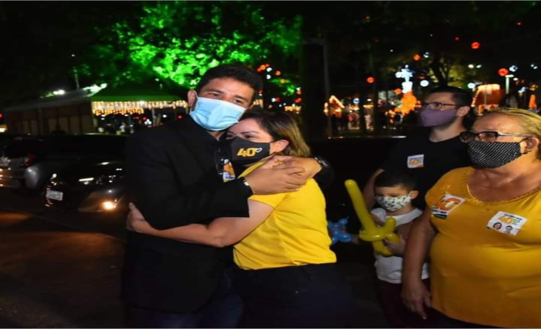 A poucas horas da votação, Gladson acompanha Socorro na Praça da Revolução, que recebeu luzes de Natal