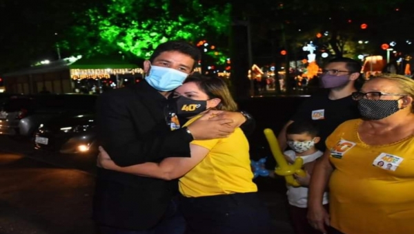 A poucas horas da votação, Gladson acompanha Socorro na Praça da Revolução, que recebeu luzes de Natal