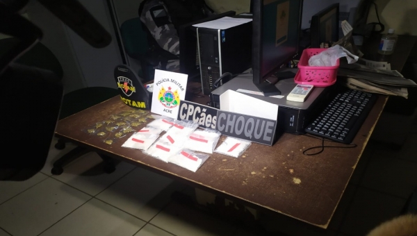 Traficante é preso com cocaína e skunk  no Beco do Sid, no Esperança 