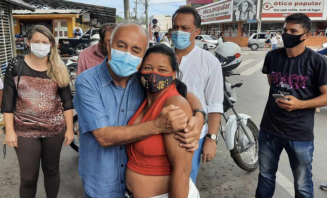 Um dia após eleito, Bocalom vai ao Terminal Urbano e conversa com trabalhadores