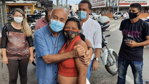 Um dia após eleito, Bocalom vai ao Terminal Urbano e conversa com trabalhadores