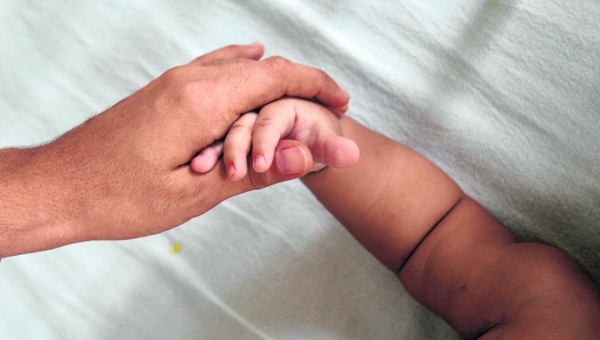 Bebê de oito meses morre de covid-19 no Acre