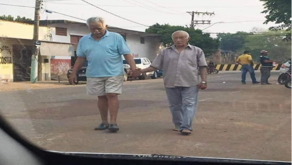 Morador do bairro Quinze viraliza nas redes sociais após registro de amor fraternal