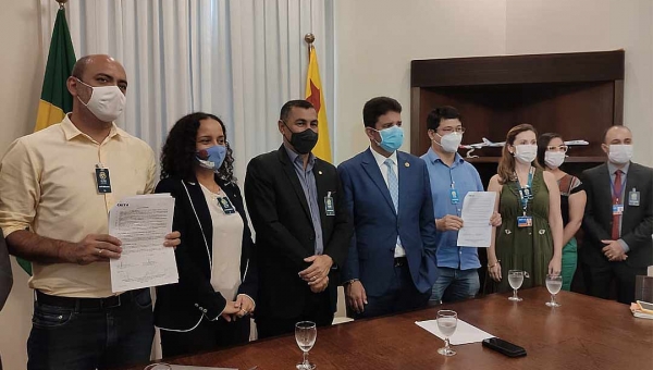 Jesus Sérgio e Maria Lucinéia participam de assinatura de contratos para obras de pavimentação e regularização fundiária em Tarauacá