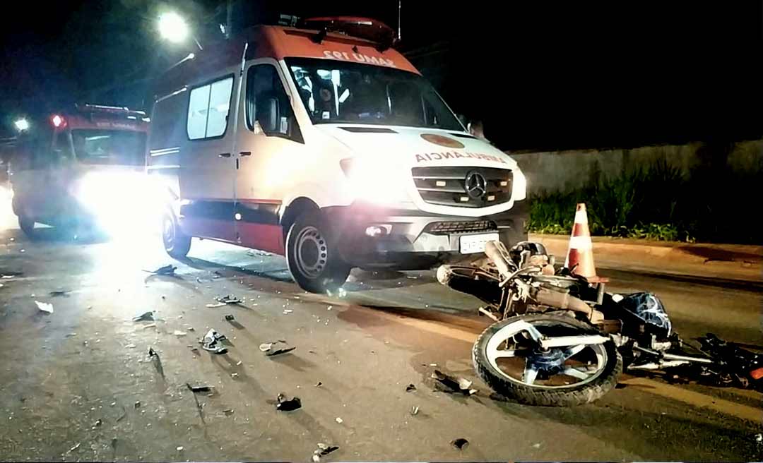 Jovem fica gravemente ferido em colisão entre moto e carro na Avenida Sobral