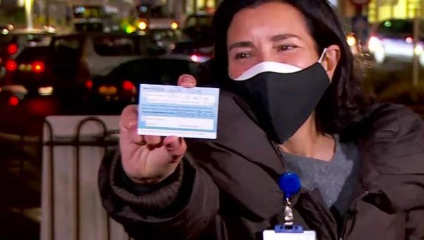 'Tem luz no fim do túnel', diz brasileira que está entre os primeiros vacinados para a Covid-19 no Reino Unido