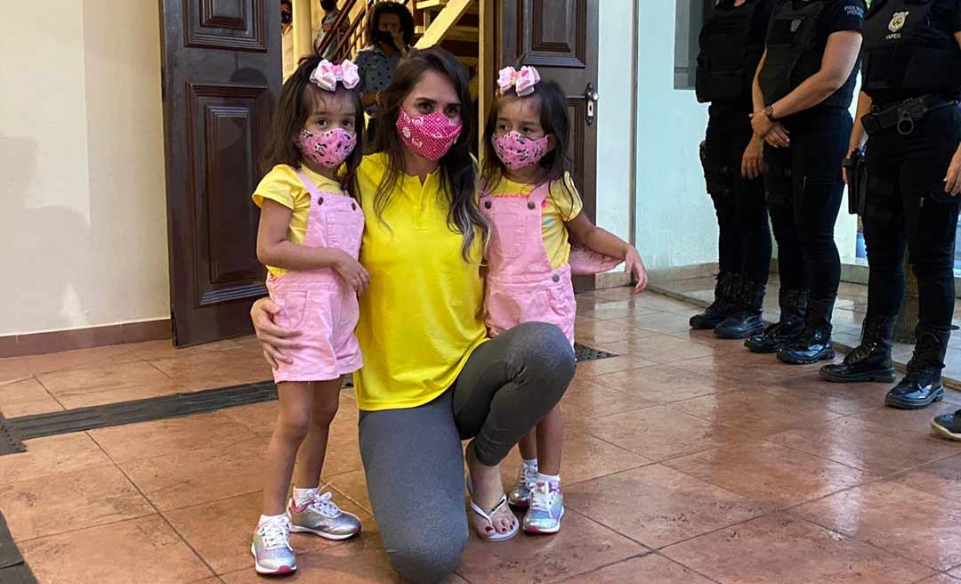 Surpresa emocionante: Gêmeas reencontram a mãe detenta após três anos