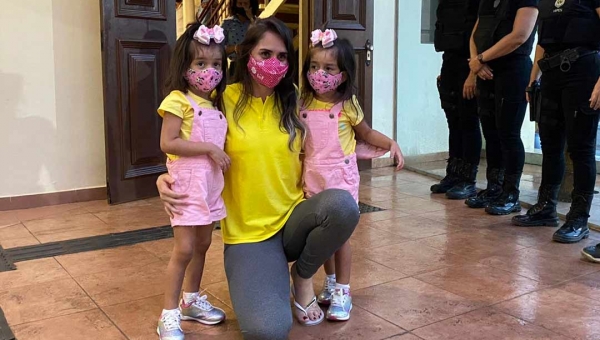 Surpresa emocionante: Gêmeas reencontram a mãe detenta após três anos