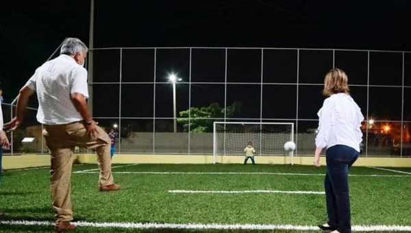 Petecão e Socorro deixam diferenças políticas de lado e inauguram quadra no Manoel Julião