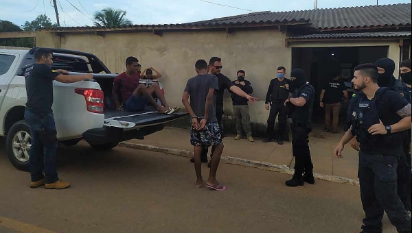Polícia Civil cumpre mandados e prende cinco pessoas em flagrante por tráfico no Bujari