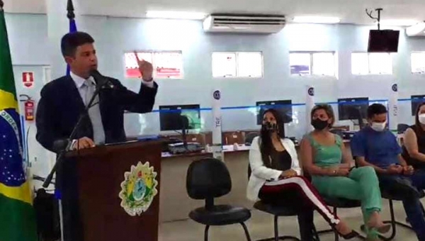 Um dia após sessão polêmica, Gladson diz que não há "relação estremecida" entre governo e Assembleia