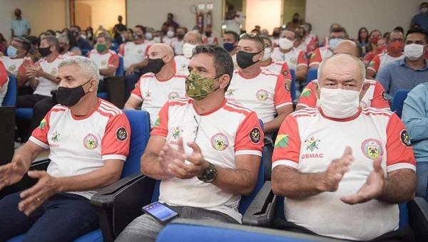Bombeiros veteranos são homenageados com medalhas pelo governador Gladson Cameli