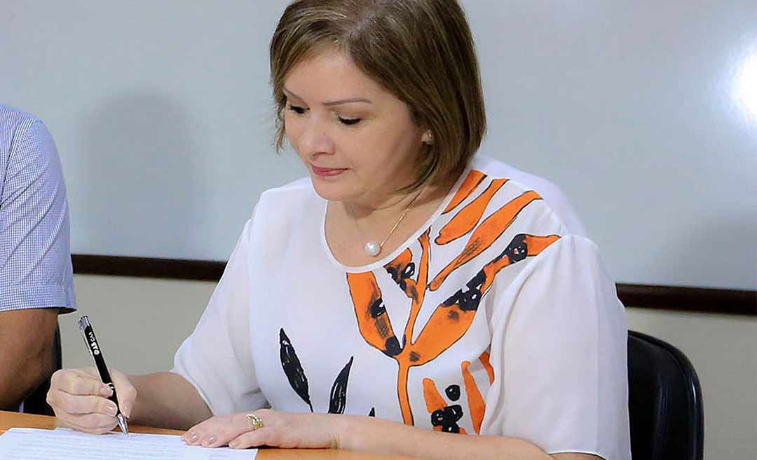 Prefeita Socorro Neri assina ordem de serviço da Sede do Instituto de Previdência do Município de Rio Branco