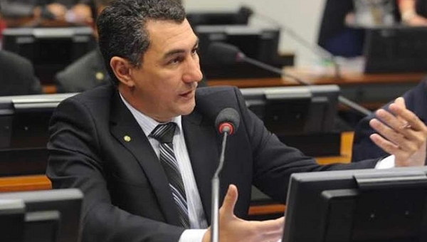 Jesus Sérgio apresenta projeto para aumentar verba do governo federal para a educação básica