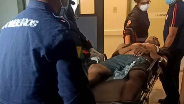 Flanelinha é esfaqueado no peito pela namorada no Bosque; mulher alegou legítima defesa