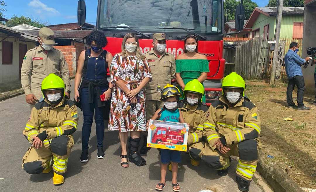 Criança pede para andar no carro dos Bombeiros, em cartinha de Natal, e pedido é atendido