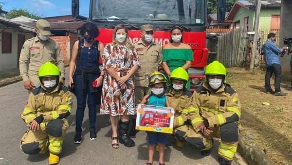Criança pede para andar no carro dos Bombeiros, em cartinha de Natal, e pedido é atendido