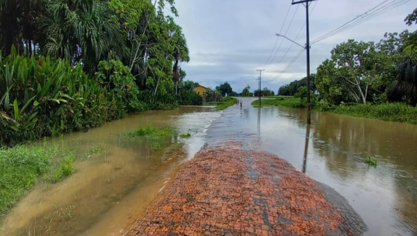 Chuva forte faz igarapé “Diabinho” transbordar e encobre a BR-364, em Feijó