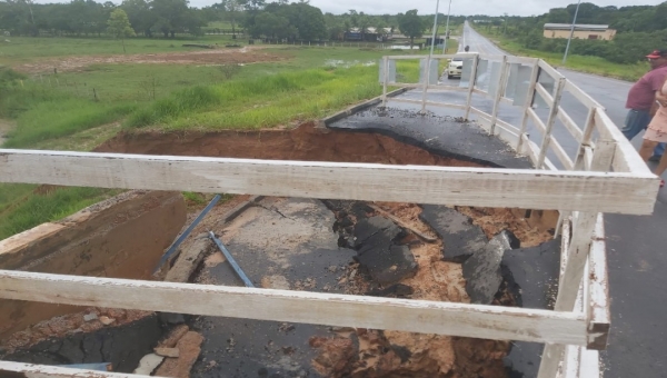 Cabeceira de ponte desmorona e ameaça isolar moradores de Tarauacá 