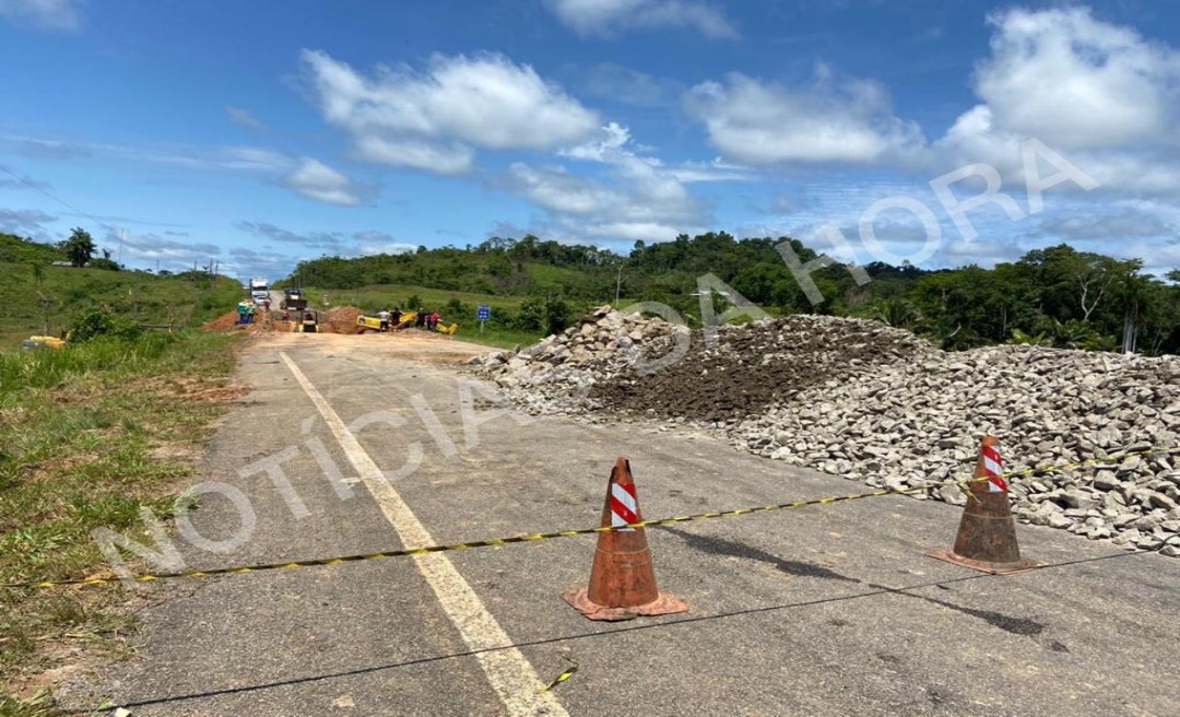 Trecho da BR-364 com rompimento segue com obras em ritmo acelerado; previsão de liberar o tráfego total no final da tarde