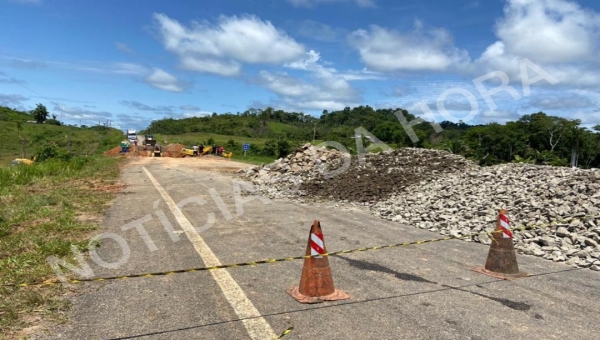 Trecho da BR-364 com rompimento segue com obras em ritmo acelerado; previsão de liberar o tráfego total no final da tarde