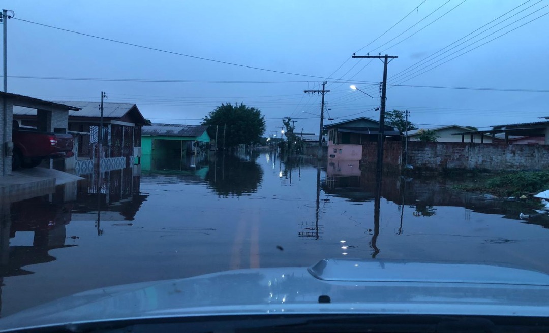 Rio Tarauacá ultrapassa cota de transbordamento e atinge dois bairros