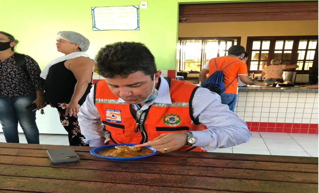 Após mal estar pela manhã, Gladson visita Tarauacá e toma sopa com desabrigados