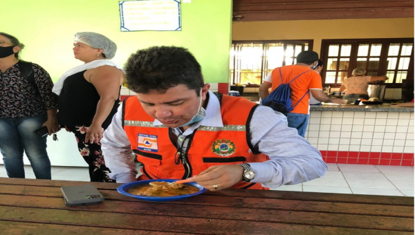 Após mal estar pela manhã, Gladson visita Tarauacá e toma sopa com desabrigados