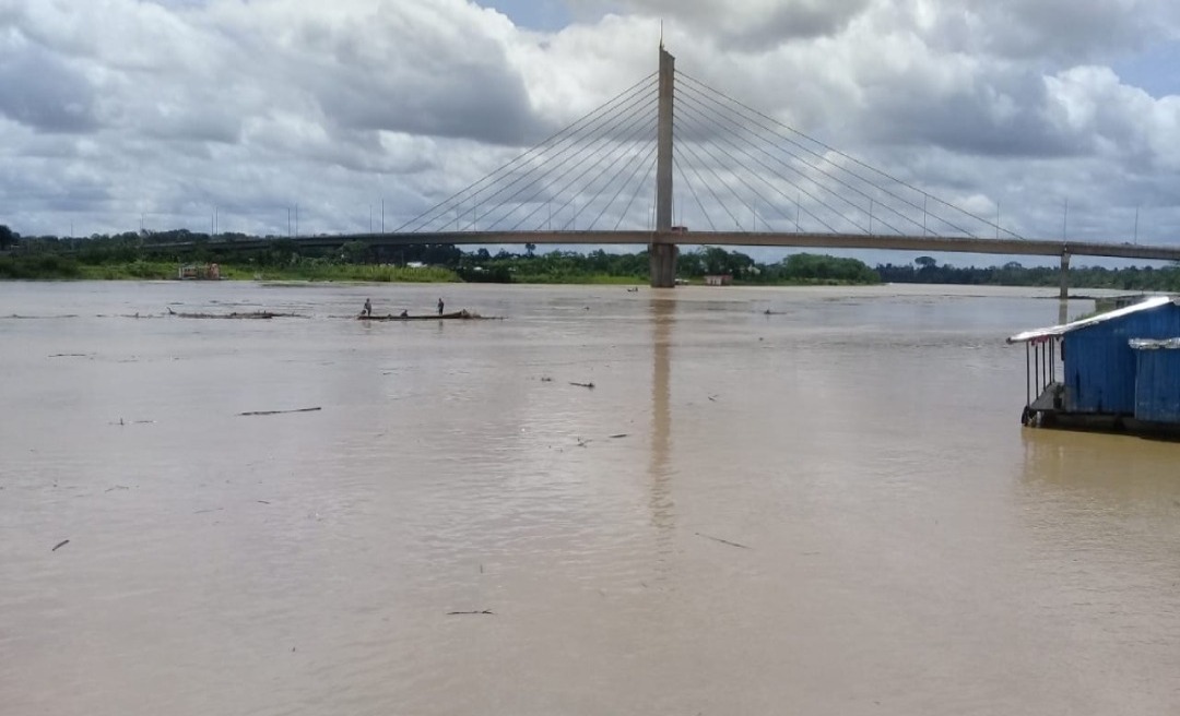 Rio Juruá transborda em Cruzeiro do Sul e atinge casas