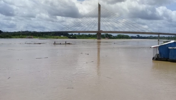 Rio Juruá transborda em Cruzeiro do Sul e atinge casas