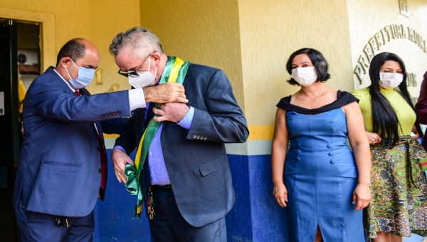 Professor Camilo Silva toma posse como prefeito de Plácido de Castro 