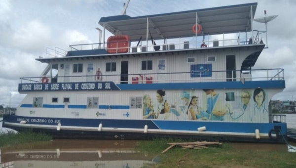 Barco-Hospital fluvial é posicionado em bairro atingido por enchente do Rio Juruá