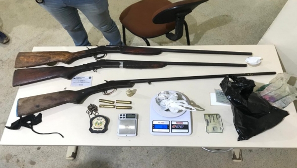 Após denúncia, Polícia Civil prende um e apreende droga e armas de fogo em Manoel Urbano