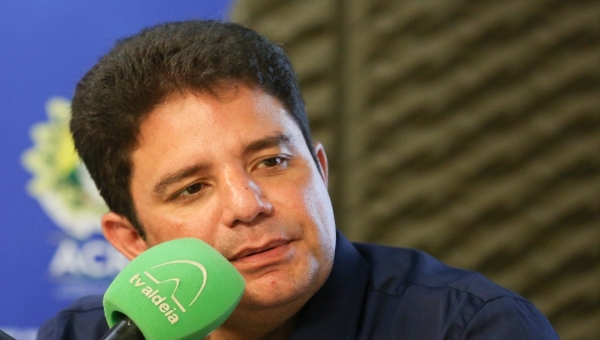 Gladson vai a Brasília para definir detalhes sobre vacinação contra Covid-19 no Acre