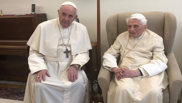 Papa Francisco e Bento 16 tomam primeira dose de vacina contra o coronavírus