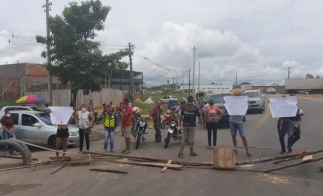 Sem receber seus salários,  trabalhadores da FCCV fecham ponte da União e cobram prefeitura de Cruzeiro
