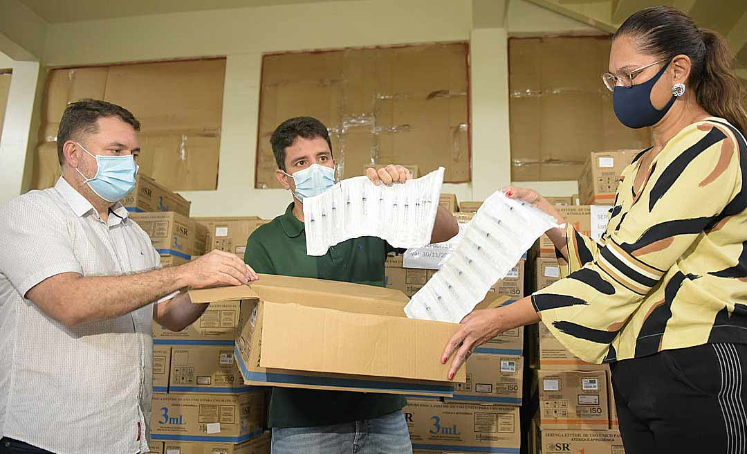 Governador visita local onde vacinas serão armazenadas e diz que Acre está pronto para imunizar população