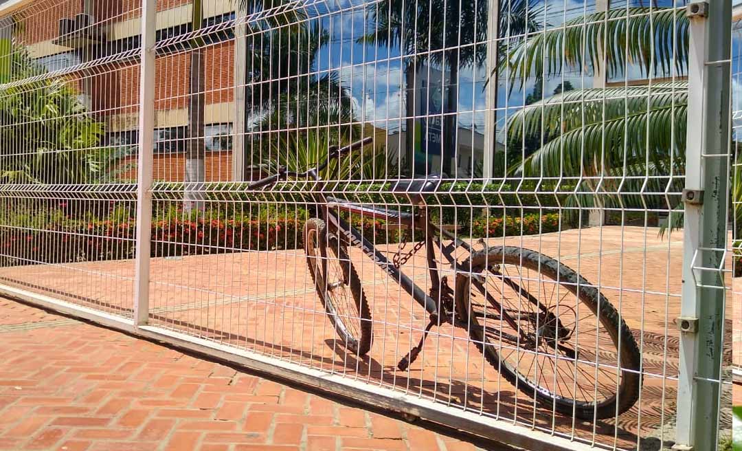 No Acre, participante do Enem tranca bicicleta no portão de universidade
