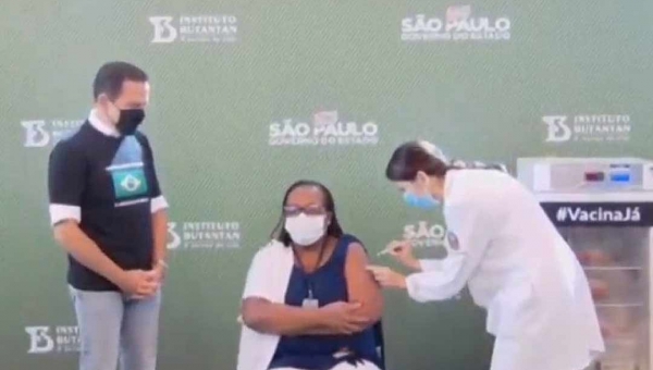 Enfermeira do Emílio Ribas recebe dose da CoronaVac e é a 1ª brasileira vacinada