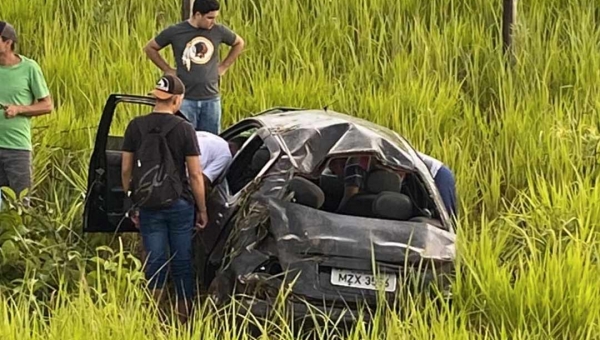 Carro capota na BR-364 e deixa seis feridos, entre eles duas crianças de 11 e 12 anos