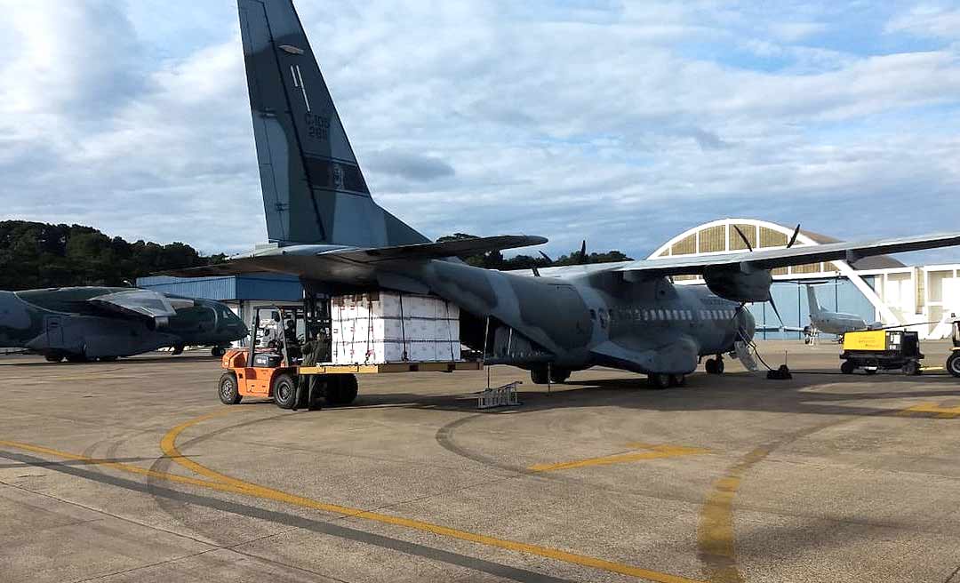 Aviões da FAB iniciam distribuição de vacinas aos estados