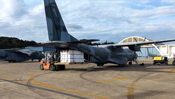 Aviões da FAB iniciam distribuição de vacinas aos estados
