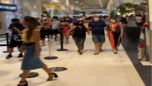 Fila gigantesca é registrada no Via Verde Shopping para pagamento de estacionamento 