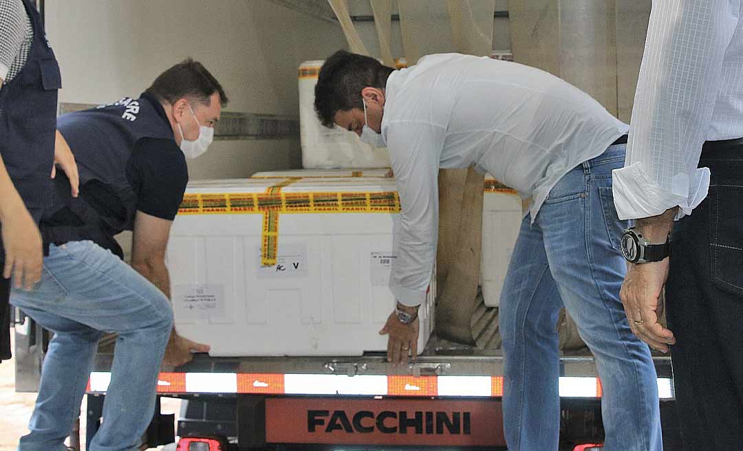 Doses da vacina contra a Covid-19 começam a ser entregues às prefeituras